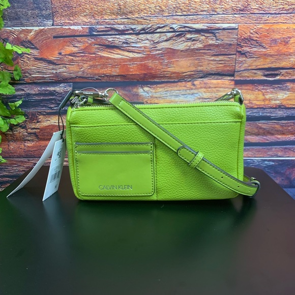 ☃️30% Off☃️Calvin Klein Jana Convertible Belt Bag to Crossbody in Green Apple